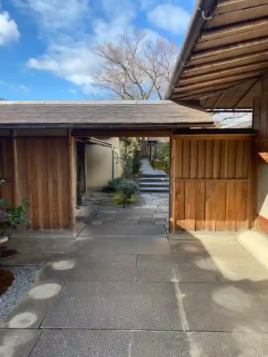 黄梅院の{uncategorized: "未分類", other: "その他", undefined: "問題あり", building: "その他建物", grave: "お墓", sacred_gate: "鳥居", guardian: "狛犬", statue: "像", buddha: "仏像", history: "歴史", nature: "自然", garden: "庭園", animal: "動物", pagoda: "塔", temizu: "手水舎", mountain_gate: "山門・神門", sanctuary: "本殿・本堂", subordinate: "末社・摂社", art: "芸術", scenery: "景色", jizo: "地蔵", ema: "絵馬", goshuin: "御朱印", omikuji: "おみくじ", items: "授与品その他", amulet: "お守り", goshuincho: "御朱印帳", eats: "食事", festival: "お祭り", votive_dance: "神楽", shichigosan: "七五三参", wedding: "結婚式", experience: "体験その他", initially: "初詣", around: "周辺", anti_infection: "感染症対策"}