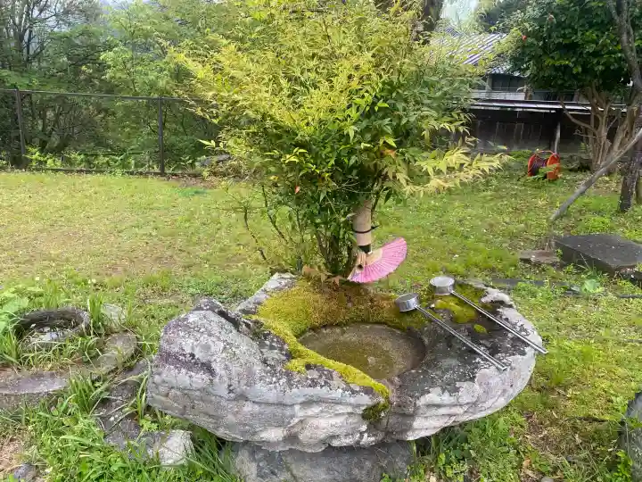 勝手神社の{uncategorized: "未分類", other: "その他", undefined: "問題あり", building: "その他建物", grave: "お墓", sacred_gate: "鳥居", guardian: "狛犬", statue: "像", buddha: "仏像", history: "歴史", nature: "自然", garden: "庭園", animal: "動物", pagoda: "塔", temizu: "手水舎", mountain_gate: "山門・神門", sanctuary: "本殿・本堂", subordinate: "末社・摂社", art: "芸術", scenery: "景色", jizo: "地蔵", ema: "絵馬", goshuin: "御朱印", omikuji: "おみくじ", items: "授与品その他", amulet: "お守り", goshuincho: "御朱印帳", eats: "食事", festival: "お祭り", votive_dance: "神楽", shichigosan: "七五三参", wedding: "結婚式", experience: "体験その他", initially: "初詣", around: "周辺", anti_infection: "感染症対策"}