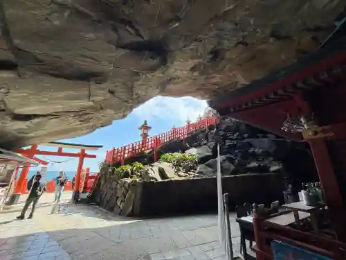 鵜戸神宮の{uncategorized: "未分類", other: "その他", undefined: "問題あり", building: "その他建物", grave: "お墓", sacred_gate: "鳥居", guardian: "狛犬", statue: "像", buddha: "仏像", history: "歴史", nature: "自然", garden: "庭園", animal: "動物", pagoda: "塔", temizu: "手水舎", mountain_gate: "山門・神門", sanctuary: "本殿・本堂", subordinate: "末社・摂社", art: "芸術", scenery: "景色", jizo: "地蔵", ema: "絵馬", goshuin: "御朱印", omikuji: "おみくじ", items: "授与品その他", amulet: "お守り", goshuincho: "御朱印帳", eats: "食事", festival: "お祭り", votive_dance: "神楽", shichigosan: "七五三参", wedding: "結婚式", experience: "体験その他", initially: "初詣", around: "周辺", anti_infection: "感染症対策"}