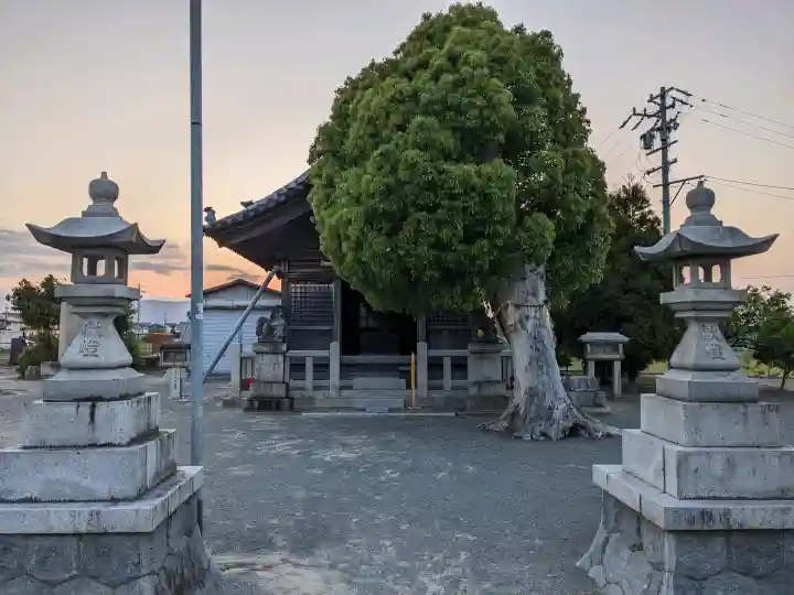天神社の{uncategorized: "未分類", other: "その他", undefined: "問題あり", building: "その他建物", grave: "お墓", sacred_gate: "鳥居", guardian: "狛犬", statue: "像", buddha: "仏像", history: "歴史", nature: "自然", garden: "庭園", animal: "動物", pagoda: "塔", temizu: "手水舎", mountain_gate: "山門・神門", sanctuary: "本殿・本堂", subordinate: "末社・摂社", art: "芸術", scenery: "景色", jizo: "地蔵", ema: "絵馬", goshuin: "御朱印", omikuji: "おみくじ", items: "授与品その他", amulet: "お守り", goshuincho: "御朱印帳", eats: "食事", festival: "お祭り", votive_dance: "神楽", shichigosan: "七五三参", wedding: "結婚式", experience: "体験その他", initially: "初詣", around: "周辺", anti_infection: "感染症対策"}