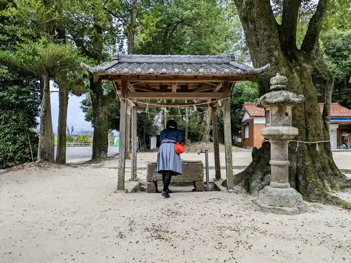 若一神社の手水舎