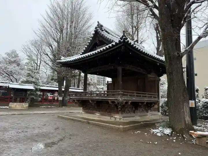 根津神社の{uncategorized: "未分類", other: "その他", undefined: "問題あり", building: "その他建物", grave: "お墓", sacred_gate: "鳥居", guardian: "狛犬", statue: "像", buddha: "仏像", history: "歴史", nature: "自然", garden: "庭園", animal: "動物", pagoda: "塔", temizu: "手水舎", mountain_gate: "山門・神門", sanctuary: "本殿・本堂", subordinate: "末社・摂社", art: "芸術", scenery: "景色", jizo: "地蔵", ema: "絵馬", goshuin: "御朱印", omikuji: "おみくじ", items: "授与品その他", amulet: "お守り", goshuincho: "御朱印帳", eats: "食事", festival: "お祭り", votive_dance: "神楽", shichigosan: "七五三参", wedding: "結婚式", experience: "体験その他", initially: "初詣", around: "周辺", anti_infection: "感染症対策"}