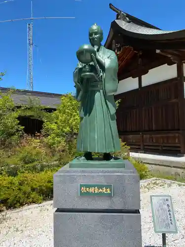 象山神社の像