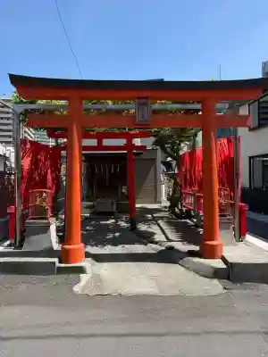 三藤稲荷社の{uncategorized: "未分類", other: "その他", undefined: "問題あり", building: "その他建物", grave: "お墓", sacred_gate: "鳥居", guardian: "狛犬", statue: "像", buddha: "仏像", history: "歴史", nature: "自然", garden: "庭園", animal: "動物", pagoda: "塔", temizu: "手水舎", mountain_gate: "山門・神門", sanctuary: "本殿・本堂", subordinate: "末社・摂社", art: "芸術", scenery: "景色", jizo: "地蔵", ema: "絵馬", goshuin: "御朱印", omikuji: "おみくじ", items: "授与品その他", amulet: "お守り", goshuincho: "御朱印帳", eats: "食事", festival: "お祭り", votive_dance: "神楽", shichigosan: "七五三参", wedding: "結婚式", experience: "体験その他", initially: "初詣", around: "周辺", anti_infection: "感染症対策"}