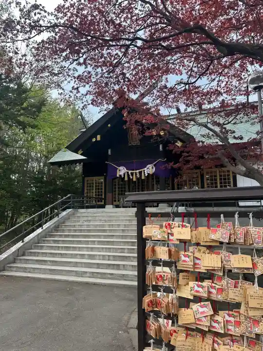 厚別神社の{uncategorized: "未分類", other: "その他", undefined: "問題あり", building: "その他建物", grave: "お墓", sacred_gate: "鳥居", guardian: "狛犬", statue: "像", buddha: "仏像", history: "歴史", nature: "自然", garden: "庭園", animal: "動物", pagoda: "塔", temizu: "手水舎", mountain_gate: "山門・神門", sanctuary: "本殿・本堂", subordinate: "末社・摂社", art: "芸術", scenery: "景色", jizo: "地蔵", ema: "絵馬", goshuin: "御朱印", omikuji: "おみくじ", items: "授与品その他", amulet: "お守り", goshuincho: "御朱印帳", eats: "食事", festival: "お祭り", votive_dance: "神楽", shichigosan: "七五三参", wedding: "結婚式", experience: "体験その他", initially: "初詣", around: "周辺", anti_infection: "感染症対策"}