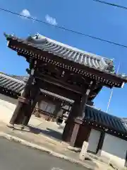 信光寺の山門