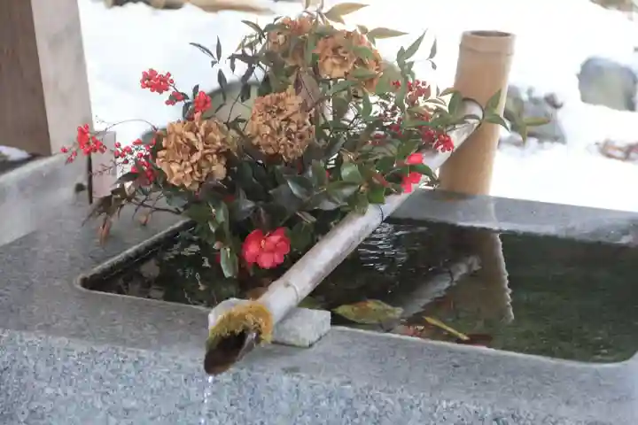 高司神社〜むすびの神の鎮まる社〜の手水舎