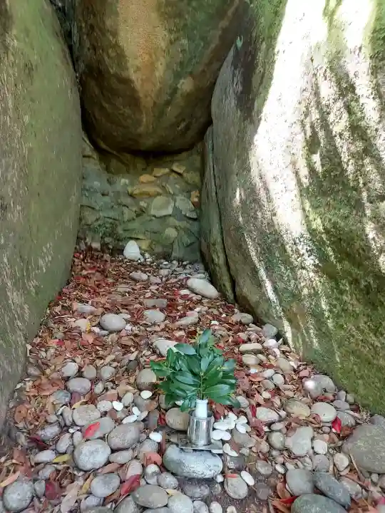 神倉神社(熊野速玉大社摂社)の{uncategorized: "未分類", other: "その他", undefined: "問題あり", building: "その他建物", grave: "お墓", sacred_gate: "鳥居", guardian: "狛犬", statue: "像", buddha: "仏像", history: "歴史", nature: "自然", garden: "庭園", animal: "動物", pagoda: "塔", temizu: "手水舎", mountain_gate: "山門・神門", sanctuary: "本殿・本堂", subordinate: "末社・摂社", art: "芸術", scenery: "景色", jizo: "地蔵", ema: "絵馬", goshuin: "御朱印", omikuji: "おみくじ", items: "授与品その他", amulet: "お守り", goshuincho: "御朱印帳", eats: "食事", festival: "お祭り", votive_dance: "神楽", shichigosan: "七五三参", wedding: "結婚式", experience: "体験その他", initially: "初詣", around: "周辺", anti_infection: "感染症対策"}