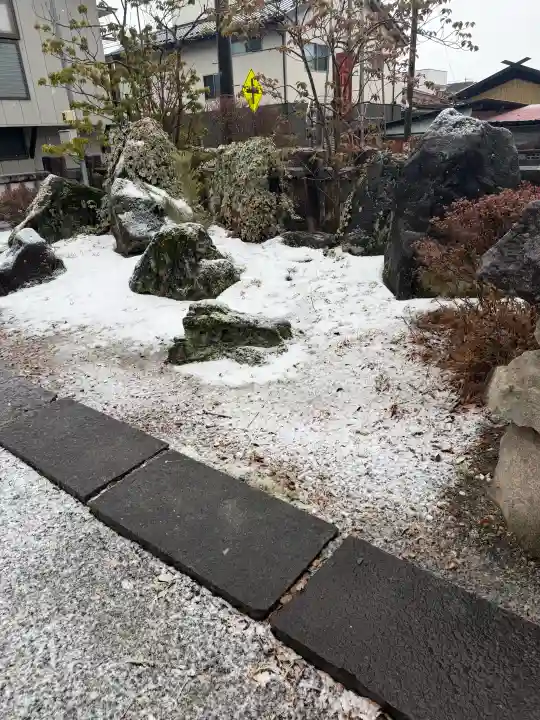 八剣神社の{uncategorized: "未分類", other: "その他", undefined: "問題あり", building: "その他建物", grave: "お墓", sacred_gate: "鳥居", guardian: "狛犬", statue: "像", buddha: "仏像", history: "歴史", nature: "自然", garden: "庭園", animal: "動物", pagoda: "塔", temizu: "手水舎", mountain_gate: "山門・神門", sanctuary: "本殿・本堂", subordinate: "末社・摂社", art: "芸術", scenery: "景色", jizo: "地蔵", ema: "絵馬", goshuin: "御朱印", omikuji: "おみくじ", items: "授与品その他", amulet: "お守り", goshuincho: "御朱印帳", eats: "食事", festival: "お祭り", votive_dance: "神楽", shichigosan: "七五三参", wedding: "結婚式", experience: "体験その他", initially: "初詣", around: "周辺", anti_infection: "感染症対策"}