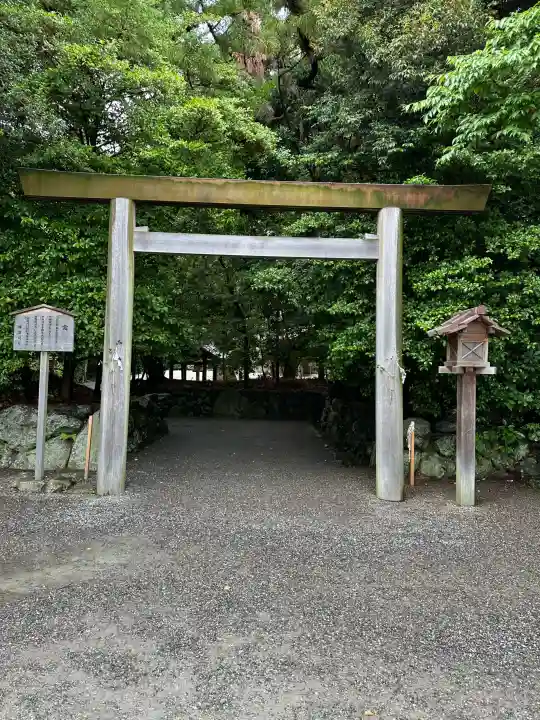 月夜見宮(豊受大神宮別宮)の{uncategorized: "未分類", other: "その他", undefined: "問題あり", building: "その他建物", grave: "お墓", sacred_gate: "鳥居", guardian: "狛犬", statue: "像", buddha: "仏像", history: "歴史", nature: "自然", garden: "庭園", animal: "動物", pagoda: "塔", temizu: "手水舎", mountain_gate: "山門・神門", sanctuary: "本殿・本堂", subordinate: "末社・摂社", art: "芸術", scenery: "景色", jizo: "地蔵", ema: "絵馬", goshuin: "御朱印", omikuji: "おみくじ", items: "授与品その他", amulet: "お守り", goshuincho: "御朱印帳", eats: "食事", festival: "お祭り", votive_dance: "神楽", shichigosan: "七五三参", wedding: "結婚式", experience: "体験その他", initially: "初詣", around: "周辺", anti_infection: "感染症対策"}
