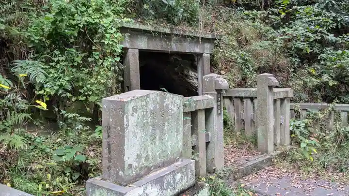 法華堂跡(源頼朝墓・北条義時墓)のお墓