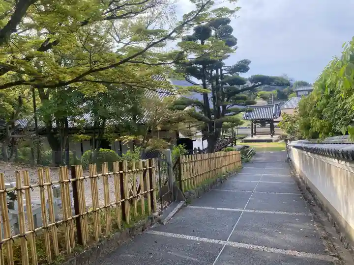 菩提院の{uncategorized: "未分類", other: "その他", undefined: "問題あり", building: "その他建物", grave: "お墓", sacred_gate: "鳥居", guardian: "狛犬", statue: "像", buddha: "仏像", history: "歴史", nature: "自然", garden: "庭園", animal: "動物", pagoda: "塔", temizu: "手水舎", mountain_gate: "山門・神門", sanctuary: "本殿・本堂", subordinate: "末社・摂社", art: "芸術", scenery: "景色", jizo: "地蔵", ema: "絵馬", goshuin: "御朱印", omikuji: "おみくじ", items: "授与品その他", amulet: "お守り", goshuincho: "御朱印帳", eats: "食事", festival: "お祭り", votive_dance: "神楽", shichigosan: "七五三参", wedding: "結婚式", experience: "体験その他", initially: "初詣", around: "周辺", anti_infection: "感染症対策"}