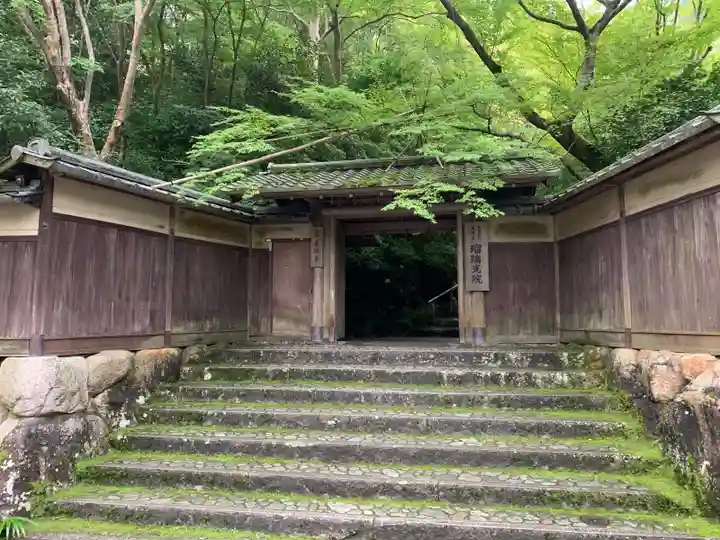 光明寺瑠璃光院の山門・神門