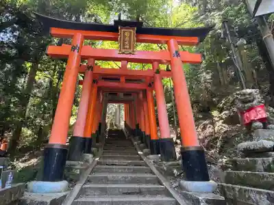 伏見稲荷大社　御膳谷奉拝所の{uncategorized: "未分類", other: "その他", undefined: "問題あり", building: "その他建物", grave: "お墓", sacred_gate: "鳥居", guardian: "狛犬", statue: "像", buddha: "仏像", history: "歴史", nature: "自然", garden: "庭園", animal: "動物", pagoda: "塔", temizu: "手水舎", mountain_gate: "山門・神門", sanctuary: "本殿・本堂", subordinate: "末社・摂社", art: "芸術", scenery: "景色", jizo: "地蔵", ema: "絵馬", goshuin: "御朱印", omikuji: "おみくじ", items: "授与品その他", amulet: "お守り", goshuincho: "御朱印帳", eats: "食事", festival: "お祭り", votive_dance: "神楽", shichigosan: "七五三参", wedding: "結婚式", experience: "体験その他", initially: "初詣", around: "周辺", anti_infection: "感染症対策"}