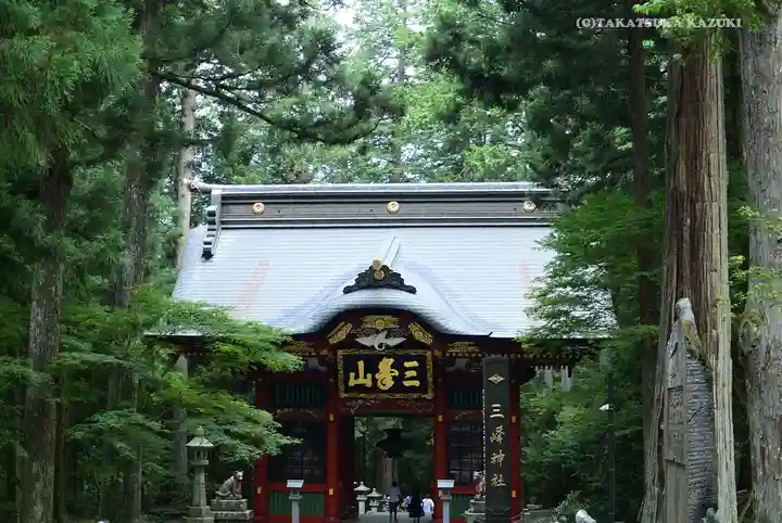 三峯神社の山門・神門