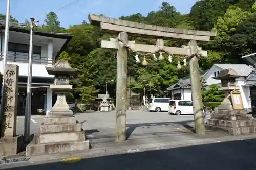 伊勢部柿本神社の鳥居