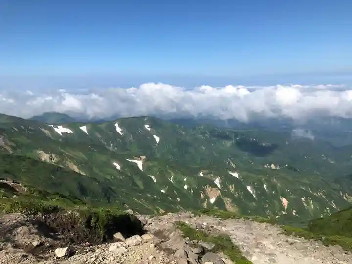 月山神社本宮の周辺