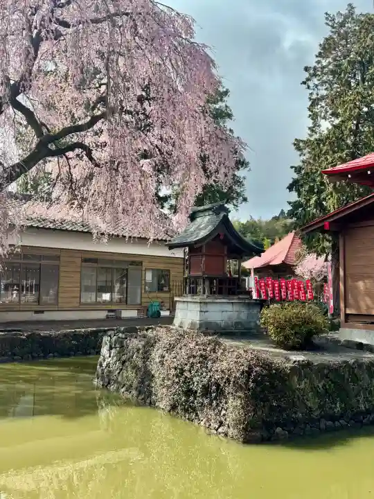 熊野神社の{uncategorized: "未分類", other: "その他", undefined: "問題あり", building: "その他建物", grave: "お墓", sacred_gate: "鳥居", guardian: "狛犬", statue: "像", buddha: "仏像", history: "歴史", nature: "自然", garden: "庭園", animal: "動物", pagoda: "塔", temizu: "手水舎", mountain_gate: "山門・神門", sanctuary: "本殿・本堂", subordinate: "末社・摂社", art: "芸術", scenery: "景色", jizo: "地蔵", ema: "絵馬", goshuin: "御朱印", omikuji: "おみくじ", items: "授与品その他", amulet: "お守り", goshuincho: "御朱印帳", eats: "食事", festival: "お祭り", votive_dance: "神楽", shichigosan: "七五三参", wedding: "結婚式", experience: "体験その他", initially: "初詣", around: "周辺", anti_infection: "感染症対策"}