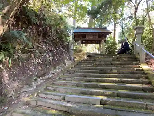 目の霊山　油山寺の山門