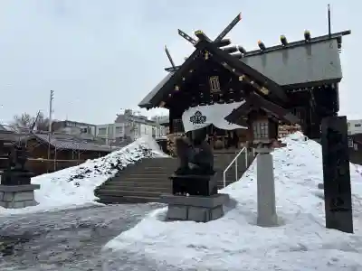 札幌諏訪神社の{uncategorized: "未分類", other: "その他", undefined: "問題あり", building: "その他建物", grave: "お墓", sacred_gate: "鳥居", guardian: "狛犬", statue: "像", buddha: "仏像", history: "歴史", nature: "自然", garden: "庭園", animal: "動物", pagoda: "塔", temizu: "手水舎", mountain_gate: "山門・神門", sanctuary: "本殿・本堂", subordinate: "末社・摂社", art: "芸術", scenery: "景色", jizo: "地蔵", ema: "絵馬", goshuin: "御朱印", omikuji: "おみくじ", items: "授与品その他", amulet: "お守り", goshuincho: "御朱印帳", eats: "食事", festival: "お祭り", votive_dance: "神楽", shichigosan: "七五三参", wedding: "結婚式", experience: "体験その他", initially: "初詣", around: "周辺", anti_infection: "感染症対策"}