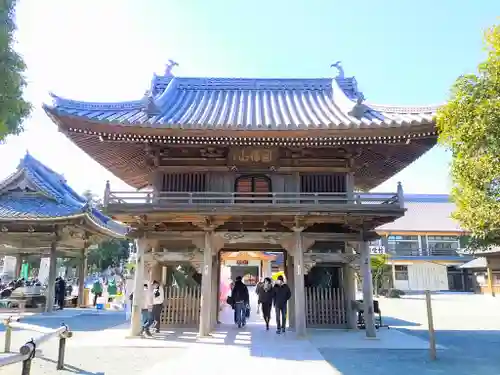 豊川閣　妙厳寺の山門