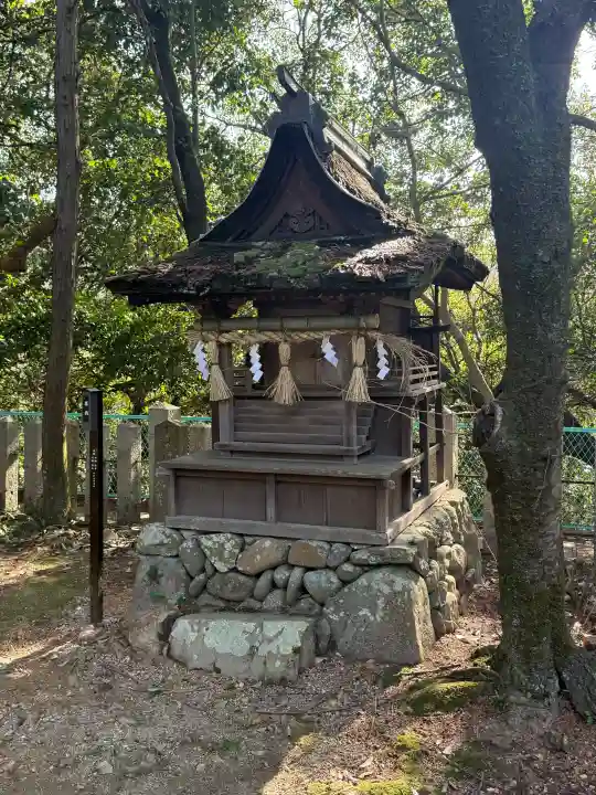 日根神社の{uncategorized: "未分類", other: "その他", undefined: "問題あり", building: "その他建物", grave: "お墓", sacred_gate: "鳥居", guardian: "狛犬", statue: "像", buddha: "仏像", history: "歴史", nature: "自然", garden: "庭園", animal: "動物", pagoda: "塔", temizu: "手水舎", mountain_gate: "山門・神門", sanctuary: "本殿・本堂", subordinate: "末社・摂社", art: "芸術", scenery: "景色", jizo: "地蔵", ema: "絵馬", goshuin: "御朱印", omikuji: "おみくじ", items: "授与品その他", amulet: "お守り", goshuincho: "御朱印帳", eats: "食事", festival: "お祭り", votive_dance: "神楽", shichigosan: "七五三参", wedding: "結婚式", experience: "体験その他", initially: "初詣", around: "周辺", anti_infection: "感染症対策"}
