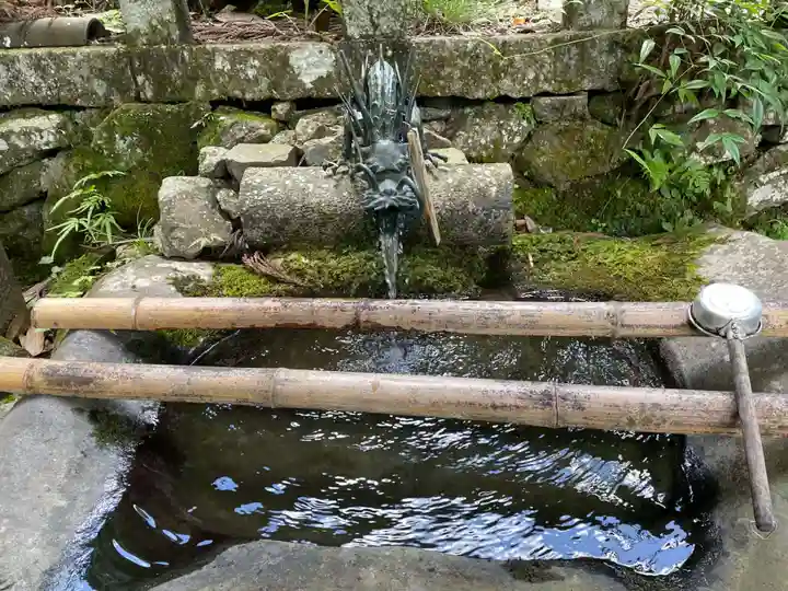 愛宕神社(阿多古神社)の手水舎
