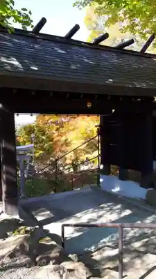 厚真神社の山門・神門