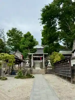 諏訪神社の{uncategorized: "未分類", other: "その他", undefined: "問題あり", building: "その他建物", grave: "お墓", sacred_gate: "鳥居", guardian: "狛犬", statue: "像", buddha: "仏像", history: "歴史", nature: "自然", garden: "庭園", animal: "動物", pagoda: "塔", temizu: "手水舎", mountain_gate: "山門・神門", sanctuary: "本殿・本堂", subordinate: "末社・摂社", art: "芸術", scenery: "景色", jizo: "地蔵", ema: "絵馬", goshuin: "御朱印", omikuji: "おみくじ", items: "授与品その他", amulet: "お守り", goshuincho: "御朱印帳", eats: "食事", festival: "お祭り", votive_dance: "神楽", shichigosan: "七五三参", wedding: "結婚式", experience: "体験その他", initially: "初詣", around: "周辺", anti_infection: "感染症対策"}