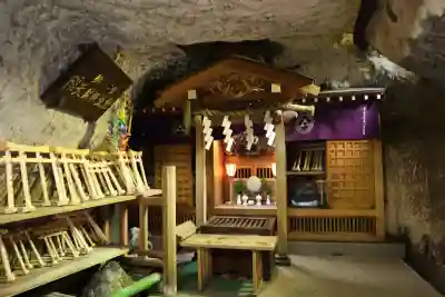 銭洗弁財天宇賀福神社の{uncategorized: "未分類", other: "その他", undefined: "問題あり", building: "その他建物", grave: "お墓", sacred_gate: "鳥居", guardian: "狛犬", statue: "像", buddha: "仏像", history: "歴史", nature: "自然", garden: "庭園", animal: "動物", pagoda: "塔", temizu: "手水舎", mountain_gate: "山門・神門", sanctuary: "本殿・本堂", subordinate: "末社・摂社", art: "芸術", scenery: "景色", jizo: "地蔵", ema: "絵馬", goshuin: "御朱印", omikuji: "おみくじ", items: "授与品その他", amulet: "お守り", goshuincho: "御朱印帳", eats: "食事", festival: "お祭り", votive_dance: "神楽", shichigosan: "七五三参", wedding: "結婚式", experience: "体験その他", initially: "初詣", around: "周辺", anti_infection: "感染症対策"}