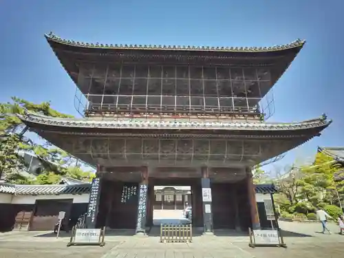 建中寺の山門