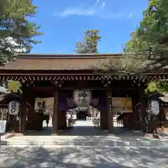 建部大社の山門