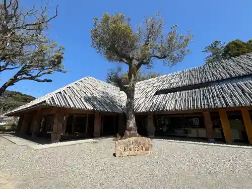 青井阿蘇神社の{uncategorized: "未分類", other: "その他", undefined: "問題あり", building: "その他建物", grave: "お墓", sacred_gate: "鳥居", guardian: "狛犬", statue: "像", buddha: "仏像", history: "歴史", nature: "自然", garden: "庭園", animal: "動物", pagoda: "塔", temizu: "手水舎", mountain_gate: "山門・神門", sanctuary: "本殿・本堂", subordinate: "末社・摂社", art: "芸術", scenery: "景色", jizo: "地蔵", ema: "絵馬", goshuin: "御朱印", omikuji: "おみくじ", items: "授与品その他", amulet: "お守り", goshuincho: "御朱印帳", eats: "食事", festival: "お祭り", votive_dance: "神楽", shichigosan: "七五三参", wedding: "結婚式", experience: "体験その他", initially: "初詣", around: "周辺", anti_infection: "感染症対策"}