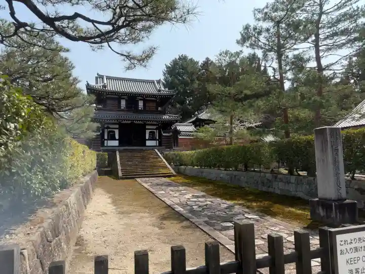 建仁寺(建仁禅寺)の{uncategorized: "未分類", other: "その他", undefined: "問題あり", building: "その他建物", grave: "お墓", sacred_gate: "鳥居", guardian: "狛犬", statue: "像", buddha: "仏像", history: "歴史", nature: "自然", garden: "庭園", animal: "動物", pagoda: "塔", temizu: "手水舎", mountain_gate: "山門・神門", sanctuary: "本殿・本堂", subordinate: "末社・摂社", art: "芸術", scenery: "景色", jizo: "地蔵", ema: "絵馬", goshuin: "御朱印", omikuji: "おみくじ", items: "授与品その他", amulet: "お守り", goshuincho: "御朱印帳", eats: "食事", festival: "お祭り", votive_dance: "神楽", shichigosan: "七五三参", wedding: "結婚式", experience: "体験その他", initially: "初詣", around: "周辺", anti_infection: "感染症対策"}