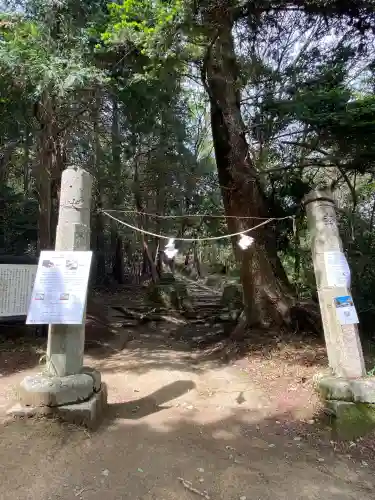 龍之口八幡宮の{uncategorized: "未分類", other: "その他", undefined: "問題あり", building: "その他建物", grave: "お墓", sacred_gate: "鳥居", guardian: "狛犬", statue: "像", buddha: "仏像", history: "歴史", nature: "自然", garden: "庭園", animal: "動物", pagoda: "塔", temizu: "手水舎", mountain_gate: "山門・神門", sanctuary: "本殿・本堂", subordinate: "末社・摂社", art: "芸術", scenery: "景色", jizo: "地蔵", ema: "絵馬", goshuin: "御朱印", omikuji: "おみくじ", items: "授与品その他", amulet: "お守り", goshuincho: "御朱印帳", eats: "食事", festival: "お祭り", votive_dance: "神楽", shichigosan: "七五三参", wedding: "結婚式", experience: "体験その他", initially: "初詣", around: "周辺", anti_infection: "感染症対策"}