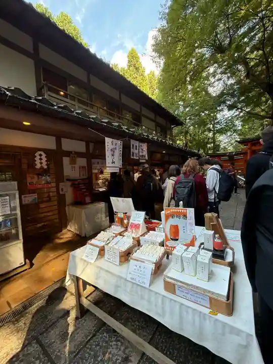 伏見稲荷大社 御膳谷奉拝所の{uncategorized: "未分類", other: "その他", undefined: "問題あり", building: "その他建物", grave: "お墓", sacred_gate: "鳥居", guardian: "狛犬", statue: "像", buddha: "仏像", history: "歴史", nature: "自然", garden: "庭園", animal: "動物", pagoda: "塔", temizu: "手水舎", mountain_gate: "山門・神門", sanctuary: "本殿・本堂", subordinate: "末社・摂社", art: "芸術", scenery: "景色", jizo: "地蔵", ema: "絵馬", goshuin: "御朱印", omikuji: "おみくじ", items: "授与品その他", amulet: "お守り", goshuincho: "御朱印帳", eats: "食事", festival: "お祭り", votive_dance: "神楽", shichigosan: "七五三参", wedding: "結婚式", experience: "体験その他", initially: "初詣", around: "周辺", anti_infection: "感染症対策"}