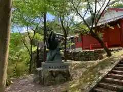 松木神社の像