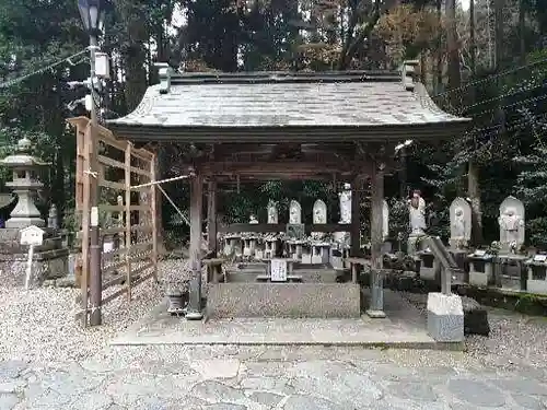 宝山寺の手水舎