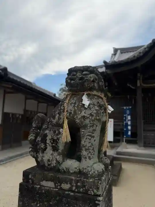 諏訪神社の{uncategorized: "未分類", other: "その他", undefined: "問題あり", building: "その他建物", grave: "お墓", sacred_gate: "鳥居", guardian: "狛犬", statue: "像", buddha: "仏像", history: "歴史", nature: "自然", garden: "庭園", animal: "動物", pagoda: "塔", temizu: "手水舎", mountain_gate: "山門・神門", sanctuary: "本殿・本堂", subordinate: "末社・摂社", art: "芸術", scenery: "景色", jizo: "地蔵", ema: "絵馬", goshuin: "御朱印", omikuji: "おみくじ", items: "授与品その他", amulet: "お守り", goshuincho: "御朱印帳", eats: "食事", festival: "お祭り", votive_dance: "神楽", shichigosan: "七五三参", wedding: "結婚式", experience: "体験その他", initially: "初詣", around: "周辺", anti_infection: "感染症対策"}