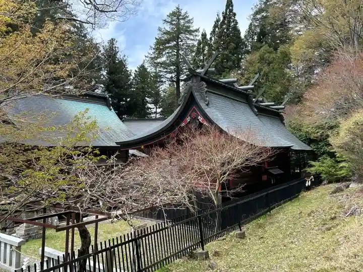 新海三社神社の{uncategorized: "未分類", other: "その他", undefined: "問題あり", building: "その他建物", grave: "お墓", sacred_gate: "鳥居", guardian: "狛犬", statue: "像", buddha: "仏像", history: "歴史", nature: "自然", garden: "庭園", animal: "動物", pagoda: "塔", temizu: "手水舎", mountain_gate: "山門・神門", sanctuary: "本殿・本堂", subordinate: "末社・摂社", art: "芸術", scenery: "景色", jizo: "地蔵", ema: "絵馬", goshuin: "御朱印", omikuji: "おみくじ", items: "授与品その他", amulet: "お守り", goshuincho: "御朱印帳", eats: "食事", festival: "お祭り", votive_dance: "神楽", shichigosan: "七五三参", wedding: "結婚式", experience: "体験その他", initially: "初詣", around: "周辺", anti_infection: "感染症対策"}