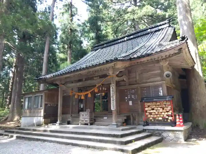 雄山神社中宮祈願殿の{uncategorized: "未分類", other: "その他", undefined: "問題あり", building: "その他建物", grave: "お墓", sacred_gate: "鳥居", guardian: "狛犬", statue: "像", buddha: "仏像", history: "歴史", nature: "自然", garden: "庭園", animal: "動物", pagoda: "塔", temizu: "手水舎", mountain_gate: "山門・神門", sanctuary: "本殿・本堂", subordinate: "末社・摂社", art: "芸術", scenery: "景色", jizo: "地蔵", ema: "絵馬", goshuin: "御朱印", omikuji: "おみくじ", items: "授与品その他", amulet: "お守り", goshuincho: "御朱印帳", eats: "食事", festival: "お祭り", votive_dance: "神楽", shichigosan: "七五三参", wedding: "結婚式", experience: "体験その他", initially: "初詣", around: "周辺", anti_infection: "感染症対策"}