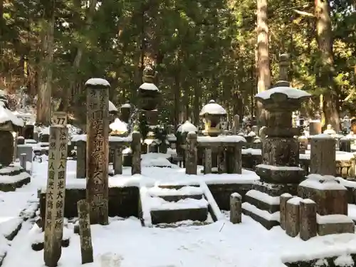 高野山金剛峯寺奥の院のお墓