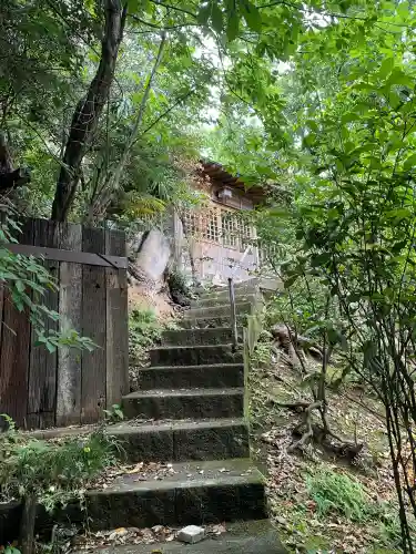 稲荷神社の{uncategorized: "未分類", other: "その他", undefined: "問題あり", building: "その他建物", grave: "お墓", sacred_gate: "鳥居", guardian: "狛犬", statue: "像", buddha: "仏像", history: "歴史", nature: "自然", garden: "庭園", animal: "動物", pagoda: "塔", temizu: "手水舎", mountain_gate: "山門・神門", sanctuary: "本殿・本堂", subordinate: "末社・摂社", art: "芸術", scenery: "景色", jizo: "地蔵", ema: "絵馬", goshuin: "御朱印", omikuji: "おみくじ", items: "授与品その他", amulet: "お守り", goshuincho: "御朱印帳", eats: "食事", festival: "お祭り", votive_dance: "神楽", shichigosan: "七五三参", wedding: "結婚式", experience: "体験その他", initially: "初詣", around: "周辺", anti_infection: "感染症対策"}