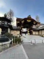 東本願寺(真宗本廟)の{uncategorized: "未分類", other: "その他", undefined: "問題あり", building: "その他建物", grave: "お墓", sacred_gate: "鳥居", guardian: "狛犬", statue: "像", buddha: "仏像", history: "歴史", nature: "自然", garden: "庭園", animal: "動物", pagoda: "塔", temizu: "手水舎", mountain_gate: "山門・神門", sanctuary: "本殿・本堂", subordinate: "末社・摂社", art: "芸術", scenery: "景色", jizo: "地蔵", ema: "絵馬", goshuin: "御朱印", omikuji: "おみくじ", items: "授与品その他", amulet: "お守り", goshuincho: "御朱印帳", eats: "食事", festival: "お祭り", votive_dance: "神楽", shichigosan: "七五三参", wedding: "結婚式", experience: "体験その他", initially: "初詣", around: "周辺", anti_infection: "感染症対策"}