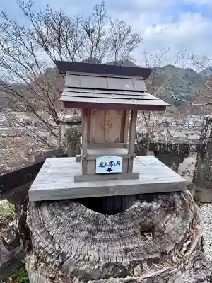 陶山神社の{uncategorized: "未分類", other: "その他", undefined: "問題あり", building: "その他建物", grave: "お墓", sacred_gate: "鳥居", guardian: "狛犬", statue: "像", buddha: "仏像", history: "歴史", nature: "自然", garden: "庭園", animal: "動物", pagoda: "塔", temizu: "手水舎", mountain_gate: "山門・神門", sanctuary: "本殿・本堂", subordinate: "末社・摂社", art: "芸術", scenery: "景色", jizo: "地蔵", ema: "絵馬", goshuin: "御朱印", omikuji: "おみくじ", items: "授与品その他", amulet: "お守り", goshuincho: "御朱印帳", eats: "食事", festival: "お祭り", votive_dance: "神楽", shichigosan: "七五三参", wedding: "結婚式", experience: "体験その他", initially: "初詣", around: "周辺", anti_infection: "感染症対策"}