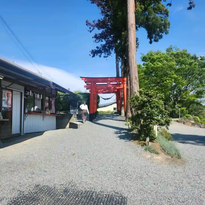 高屋敷稲荷神社の{uncategorized: "未分類", other: "その他", undefined: "問題あり", building: "その他建物", grave: "お墓", sacred_gate: "鳥居", guardian: "狛犬", statue: "像", buddha: "仏像", history: "歴史", nature: "自然", garden: "庭園", animal: "動物", pagoda: "塔", temizu: "手水舎", mountain_gate: "山門・神門", sanctuary: "本殿・本堂", subordinate: "末社・摂社", art: "芸術", scenery: "景色", jizo: "地蔵", ema: "絵馬", goshuin: "御朱印", omikuji: "おみくじ", items: "授与品その他", amulet: "お守り", goshuincho: "御朱印帳", eats: "食事", festival: "お祭り", votive_dance: "神楽", shichigosan: "七五三参", wedding: "結婚式", experience: "体験その他", initially: "初詣", around: "周辺", anti_infection: "感染症対策"}