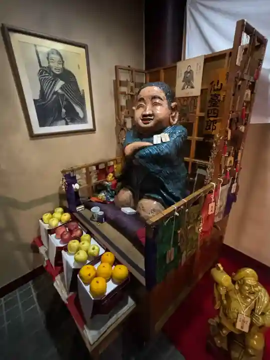 三瀧山不動院の{uncategorized: "未分類", other: "その他", undefined: "問題あり", building: "その他建物", grave: "お墓", sacred_gate: "鳥居", guardian: "狛犬", statue: "像", buddha: "仏像", history: "歴史", nature: "自然", garden: "庭園", animal: "動物", pagoda: "塔", temizu: "手水舎", mountain_gate: "山門・神門", sanctuary: "本殿・本堂", subordinate: "末社・摂社", art: "芸術", scenery: "景色", jizo: "地蔵", ema: "絵馬", goshuin: "御朱印", omikuji: "おみくじ", items: "授与品その他", amulet: "お守り", goshuincho: "御朱印帳", eats: "食事", festival: "お祭り", votive_dance: "神楽", shichigosan: "七五三参", wedding: "結婚式", experience: "体験その他", initially: "初詣", around: "周辺", anti_infection: "感染症対策"}