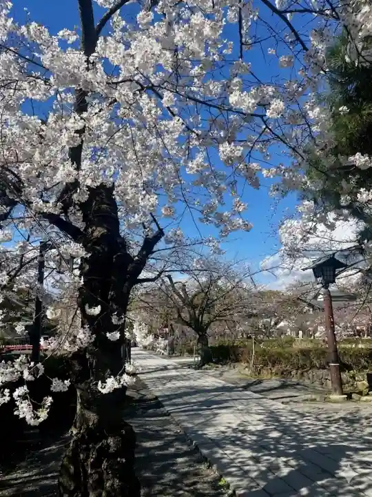 三嶋大社の{uncategorized: "未分類", other: "その他", undefined: "問題あり", building: "その他建物", grave: "お墓", sacred_gate: "鳥居", guardian: "狛犬", statue: "像", buddha: "仏像", history: "歴史", nature: "自然", garden: "庭園", animal: "動物", pagoda: "塔", temizu: "手水舎", mountain_gate: "山門・神門", sanctuary: "本殿・本堂", subordinate: "末社・摂社", art: "芸術", scenery: "景色", jizo: "地蔵", ema: "絵馬", goshuin: "御朱印", omikuji: "おみくじ", items: "授与品その他", amulet: "お守り", goshuincho: "御朱印帳", eats: "食事", festival: "お祭り", votive_dance: "神楽", shichigosan: "七五三参", wedding: "結婚式", experience: "体験その他", initially: "初詣", around: "周辺", anti_infection: "感染症対策"}