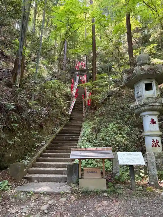 秩父御嶽神社の{uncategorized: "未分類", other: "その他", undefined: "問題あり", building: "その他建物", grave: "お墓", sacred_gate: "鳥居", guardian: "狛犬", statue: "像", buddha: "仏像", history: "歴史", nature: "自然", garden: "庭園", animal: "動物", pagoda: "塔", temizu: "手水舎", mountain_gate: "山門・神門", sanctuary: "本殿・本堂", subordinate: "末社・摂社", art: "芸術", scenery: "景色", jizo: "地蔵", ema: "絵馬", goshuin: "御朱印", omikuji: "おみくじ", items: "授与品その他", amulet: "お守り", goshuincho: "御朱印帳", eats: "食事", festival: "お祭り", votive_dance: "神楽", shichigosan: "七五三参", wedding: "結婚式", experience: "体験その他", initially: "初詣", around: "周辺", anti_infection: "感染症対策"}