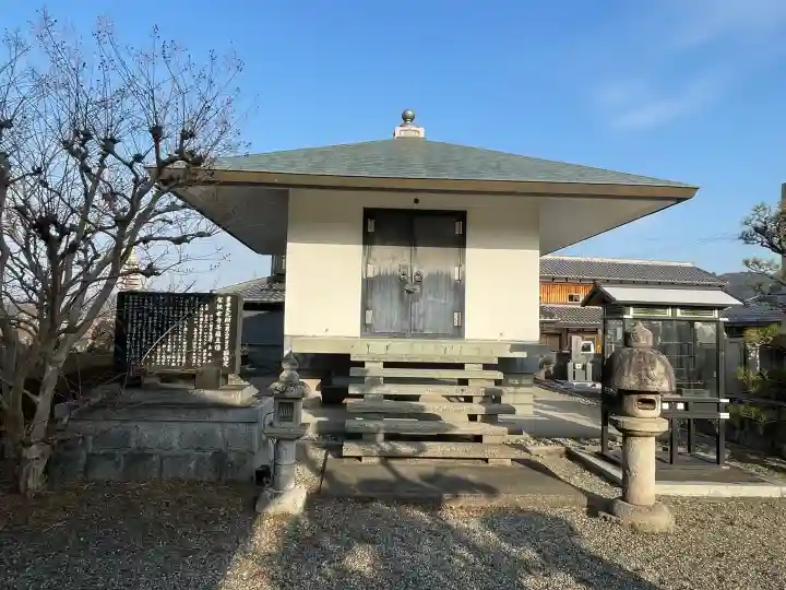 真光寺の{uncategorized: "未分類", other: "その他", undefined: "問題あり", building: "その他建物", grave: "お墓", sacred_gate: "鳥居", guardian: "狛犬", statue: "像", buddha: "仏像", history: "歴史", nature: "自然", garden: "庭園", animal: "動物", pagoda: "塔", temizu: "手水舎", mountain_gate: "山門・神門", sanctuary: "本殿・本堂", subordinate: "末社・摂社", art: "芸術", scenery: "景色", jizo: "地蔵", ema: "絵馬", goshuin: "御朱印", omikuji: "おみくじ", items: "授与品その他", amulet: "お守り", goshuincho: "御朱印帳", eats: "食事", festival: "お祭り", votive_dance: "神楽", shichigosan: "七五三参", wedding: "結婚式", experience: "体験その他", initially: "初詣", around: "周辺", anti_infection: "感染症対策"}